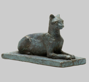 Sculpture titled "Liegende Katze" by Angelika Kienberger, Original Artwork, Bronze