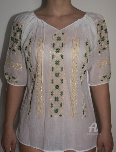 Artigianato intitolato "Traditional blouse…" da Ligia Vasile, Opera d'arte originale, Abbigliamento per donne