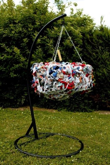Escultura intitulada "Pomme suspendue" por Anka Girls, Obras de arte originais, Tecido