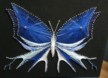 Textile Art με τίτλο "Farfalla Blu" από Anna Belmonte, Αυθεντικά έργα τέχνης, String Art