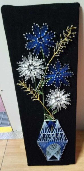 Textile Art με τίτλο "Vaso di fiori" από Anna Belmonte, Αυθεντικά έργα τέχνης, String Art Τοποθετήθηκε στο Ξύλινο πάνελ