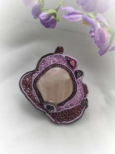Design intitulée "Брошь с розовым ква…" par Anna Krasni (Palitra), Œuvre d'art originale, Bijoux