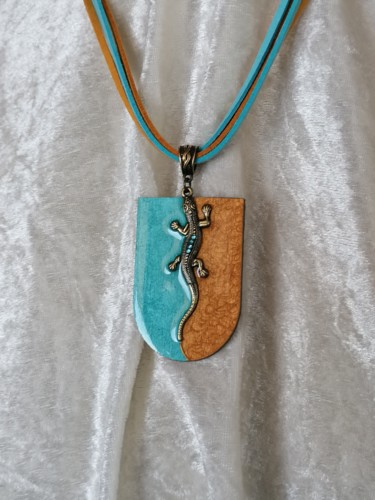 Création collier avec gros pendentif gecko en bois resiné Design intitulée "Création collier av…" par Anna Morelle, Œuvre d'art originale, Acrylique