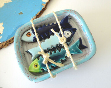 Sculpture titled "boite de 6 sardines…" by Anne Cabon, Original Artwork, Ceramics