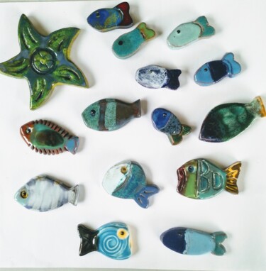 Scultura intitolato "Ensemble de poisson…" da Anne Cabon, Opera d'arte originale, Ceramica