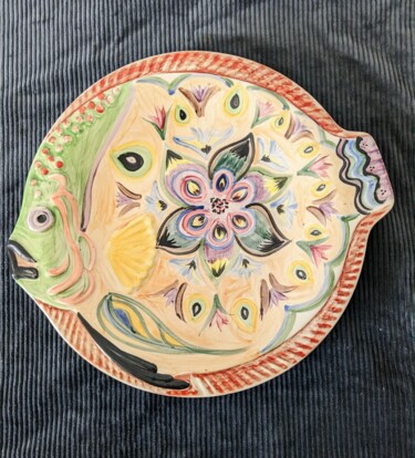 Scultura intitolato "Assiette poisson en…" da Anne Cabon, Opera d'arte originale, Ceramica