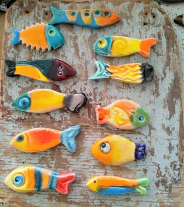 Scultura intitolato "Poissons en céramiq…" da Anne Cabon, Opera d'arte originale, Ceramica