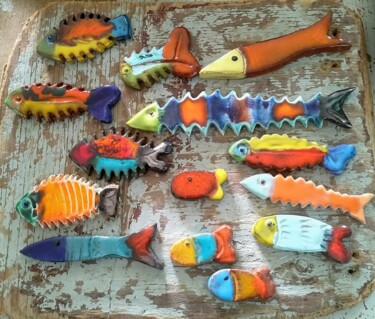 Scultura intitolato "Poissons céramiques…" da Anne Cabon, Opera d'arte originale, Ceramica