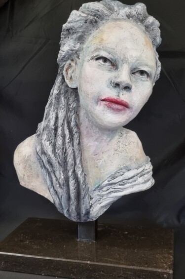 Скульптура под названием "Eleonor" - Anne Platbroot, Подлинное произведение искусства, Терракота