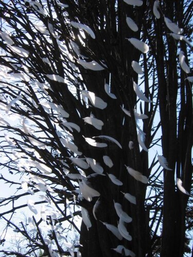 Installation intitulée "l'arbre à plume" par Anne Sarda, Œuvre d'art originale