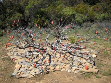 Installation intitulée "larmes de sang" par Anne Sarda, Œuvre d'art originale, Extérieurs