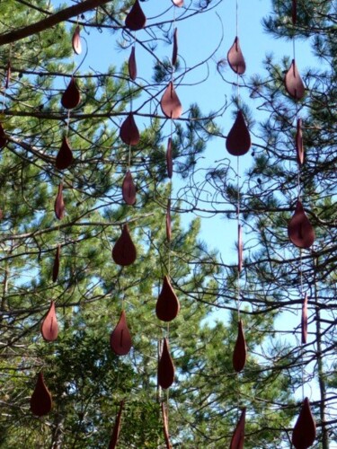 Installazione intitolato "pluie de sang" da Anne Sarda, Opera d'arte originale, Esterni