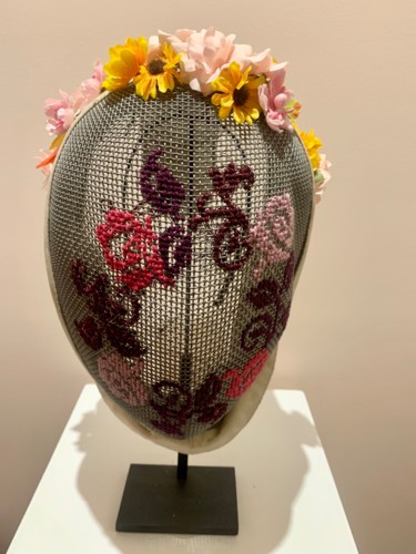 A l'ombre de la chevalière en fleur Sculpture intitulée "A l'ombre de la che…" par Anne Vidal, Œuvre d'art originale, Broderie