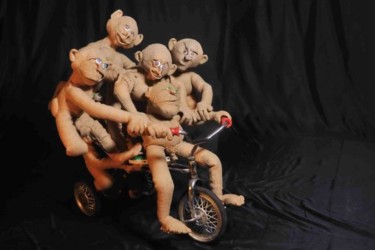Artisanat intitulée "Flogs sur tricycle" par Annette Drost, Œuvre d'art originale