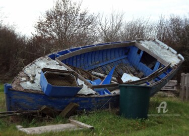 Photography titled "LA BARQUE OUBLIée .…" by Annick Couëdel, Original Artwork