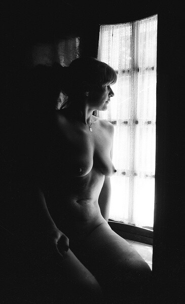 Photographie intitulée "Annick à la fenêtre." par Annick Terwagne, Pastelliste De La Fémin, Œuvre d'art originale