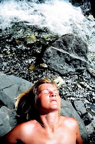 Photographie intitulée "Sur fond de roche n…" par Annick Terwagne, Pastelliste De La Fémin, Œuvre d'art originale