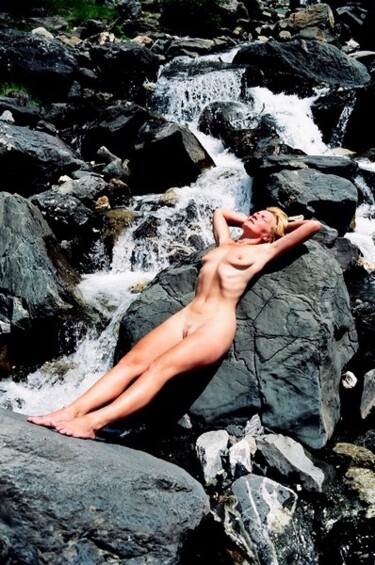 Photographie intitulée "Nue sur la roche no…" par Annick Terwagne, Pastelliste De La Fémin, Œuvre d'art originale