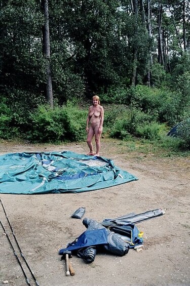 Photographie intitulée "Montage de la tente." par Annick Terwagne, Pastelliste De La Fémin, Œuvre d'art originale