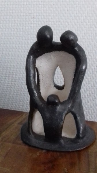 Sculpture intitulée "poteriela-famille.j…" par Annie Majecki, Œuvre d'art originale
