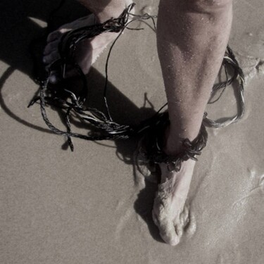Photography titled "le pas lié à la mer" by Annie Varga, Original Artwork