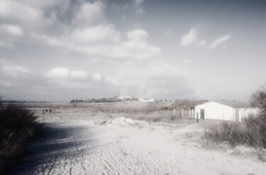 Photographie intitulée "Beach house" par Anthony Oliver, Œuvre d'art originale