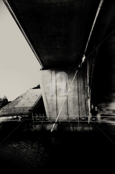 Fotografie mit dem Titel "Under the bridge" von Anthony Oliver, Original-Kunstwerk