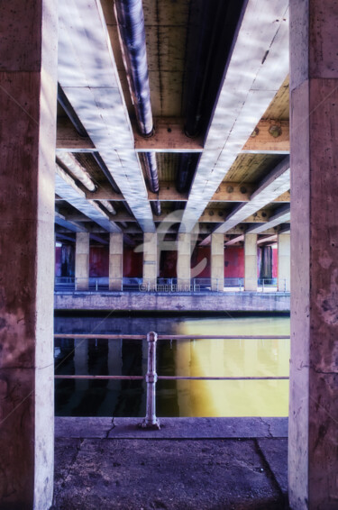 Photographie intitulée "Under the Bridge" par Anthony Oliver, Œuvre d'art originale, Photographie numérique
