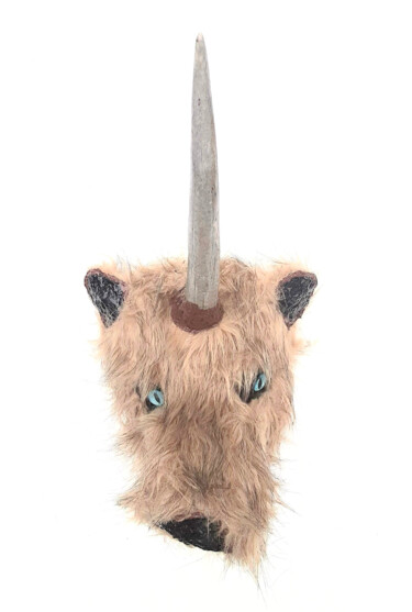 Скульптура под названием "Horned Beast/Animal…" - Anthony Saldivar, Подлинное произведение искусства, Текстильное волокно
