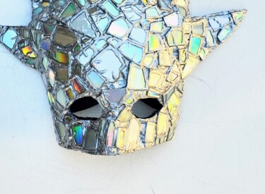 Sculptuur getiteld "Mirror Crown  Mask…" door Anthony Saldivar, Origineel Kunstwerk, Acryl
