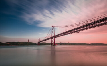 Photographie intitulée "25th Abril Bridge -…" par Antoine Barthelemy, Œuvre d'art originale, Photographie numérique