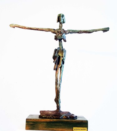 「" Crucifixion "」というタイトルの彫刻 Antoine Berbariによって, オリジナルのアートワーク, ブロンズ
