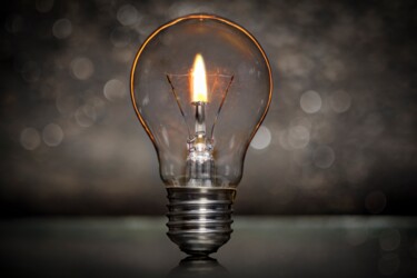 Fotografie getiteld "A lit bulb is like…" door Anton Laurov, Origineel Kunstwerk, Digitale fotografie