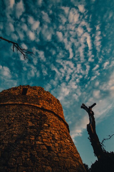 Фотография под названием "Aléria's Tower" - Antonin Borie, Подлинное произведение искусства, Цифровая фотография