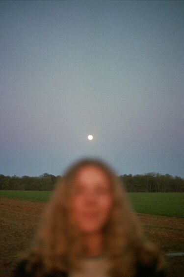 Photographie intitulée "Avec La Lune" par Antonin Lenoble, Œuvre d'art originale, Photographie argentique