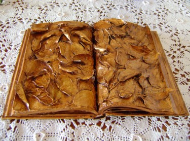 Scultura intitolato "feuilles-sur-feuill…" da Antonio Presti, Opera d'arte originale, Carta