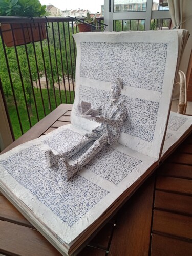 Sculpture titled "L'uomo lib(e)ro" by Antonio Presti, Original Artwork, Resin