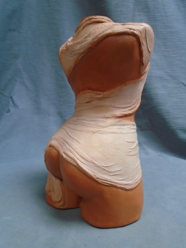 Скульптура под названием "Buste drapé blanc" - Marie Ruiz, Подлинное произведение искусства, Керамика