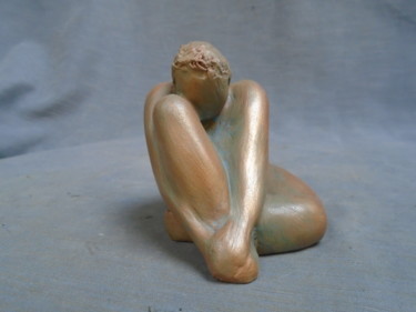 Sculpture titled "Petite femme assise…" by Marie Ruiz, Original Artwork, Ceramics