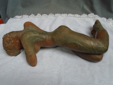 Sculpture intitulée "Femme drapée couché…" par Marie Ruiz, Œuvre d'art originale, Terre cuite
