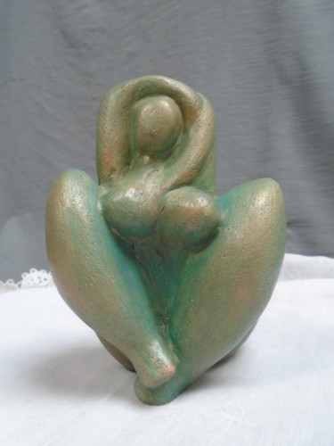 Escultura intitulada "Petite femme coeur…" por Marie Ruiz, Obras de arte originais, Terracota