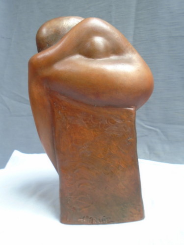 Scultura intitolato "Femme assise stylis…" da Marie Ruiz, Opera d'arte originale, Ceramica