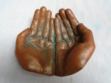 Sculpture titled "Les mains jointes t…" by Marie Ruiz, Original Artwork, Ceramics