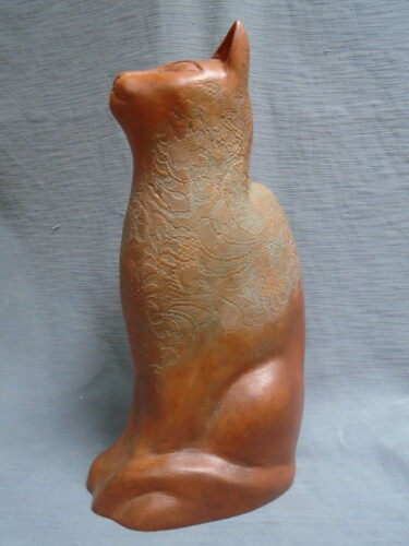 Skulptur mit dem Titel "Grand chat assis te…" von Marie Ruiz, Original-Kunstwerk, Terra cotta
