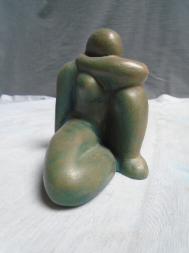 Skulptur mit dem Titel "Petite femme assise…" von Marie Ruiz, Original-Kunstwerk, Keramik