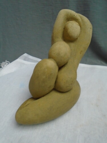 Skulptur mit dem Titel "La maternante créat…" von Marie Ruiz, Original-Kunstwerk, Zement