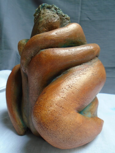 Scultura intitolato "Couple enlacé assis…" da Marie Ruiz, Opera d'arte originale, Ceramica