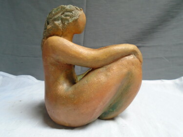 Sculptuur getiteld "Femme assise mains…" door Marie Ruiz, Origineel Kunstwerk, Keramiek