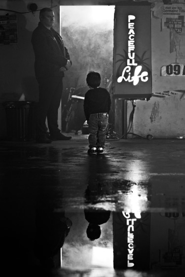 Photographie intitulée "L'enfant en quête" par Mohadib', Œuvre d'art originale