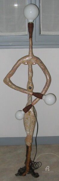 Escultura intitulada "Madame Lampe" por Marina Argentini, Obras de arte originais, Madeira